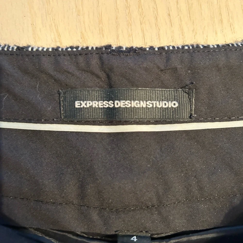 Express Shorts - Picture 6 of 9